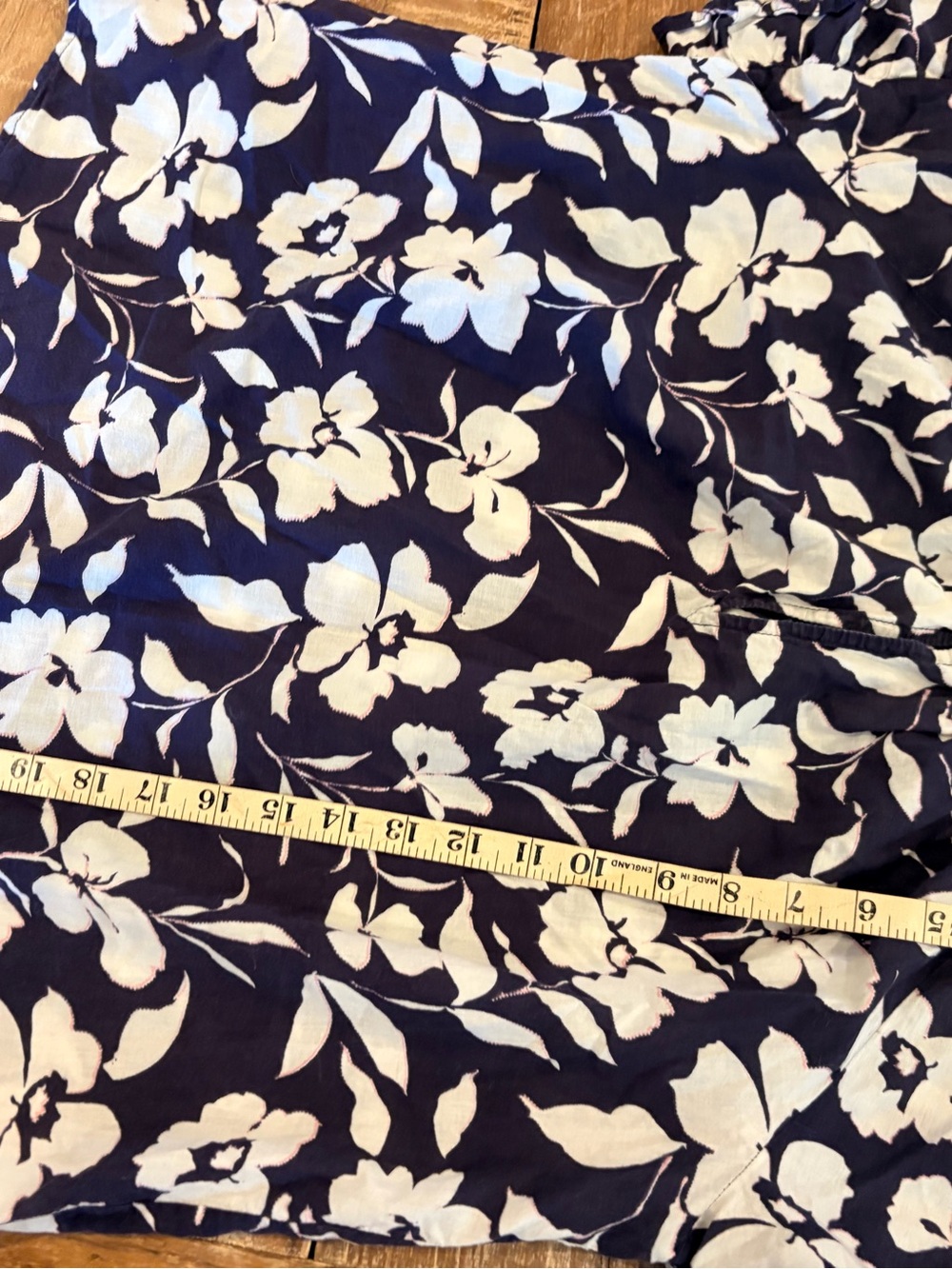 Velvet by Graham & Spencer Navy Floral Blouse Women’s Medium Peasant Top Boho - Picture 6 of 8